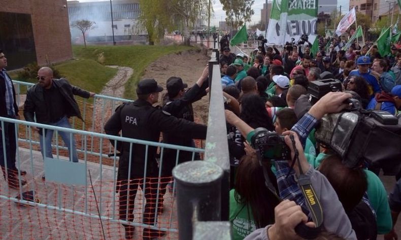 Audiencia Pública por el gas Neuquén Gremios Represión