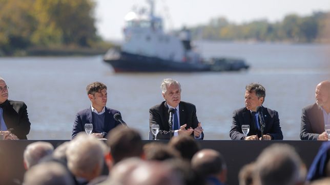 El Presidente el día que anunciaba junto con los gobernadores la federalización del manejo de la hidrovía.