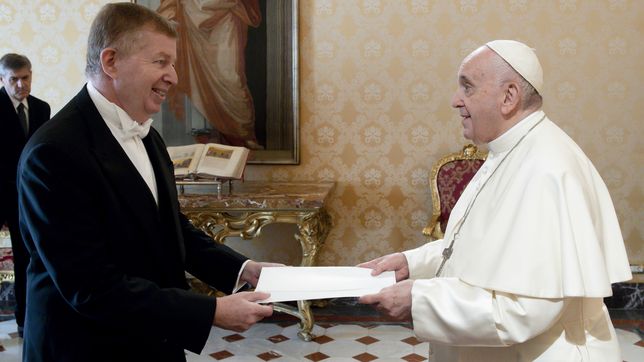 El Papa Francisco con el embajador de Israel ante la Santa Sede, Raphael Schutz.