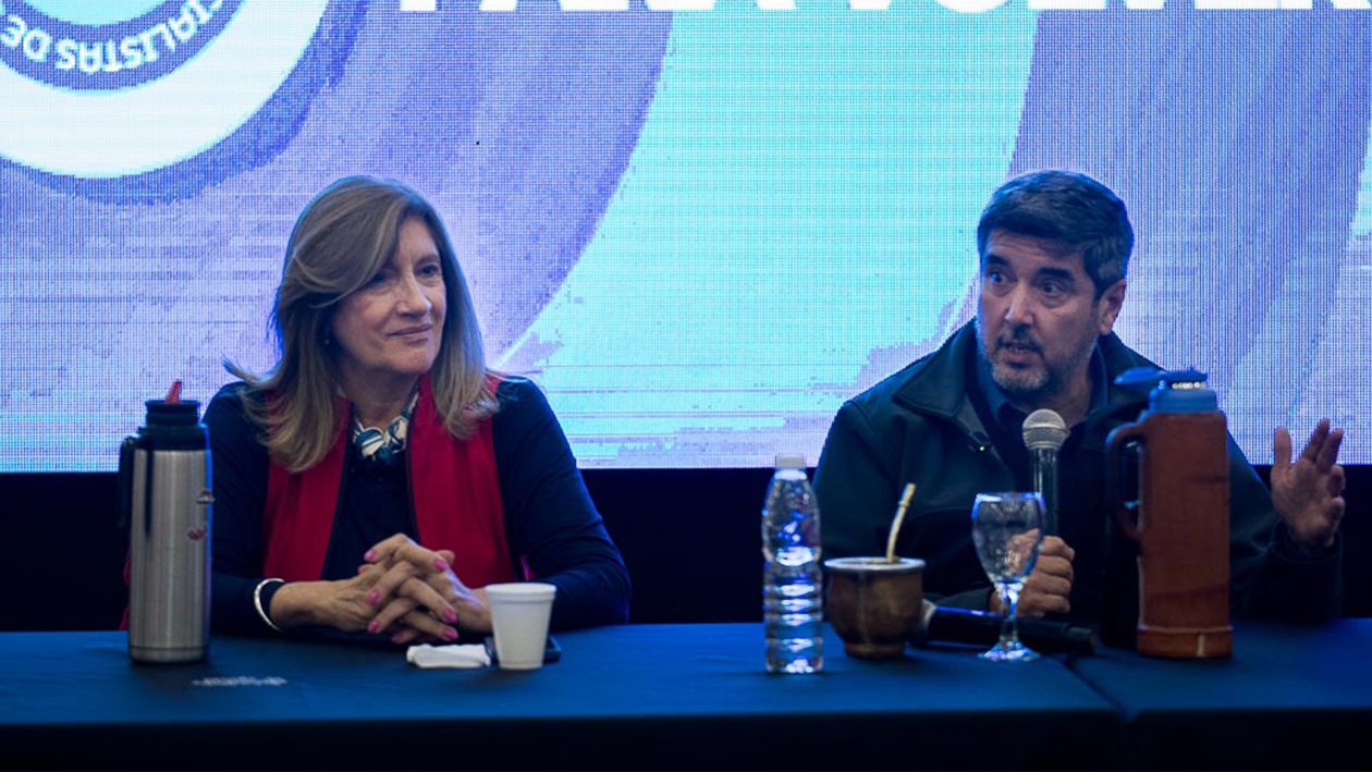 Rosario Romero y Adrian Fuertes, en un encuentro de intendentes.