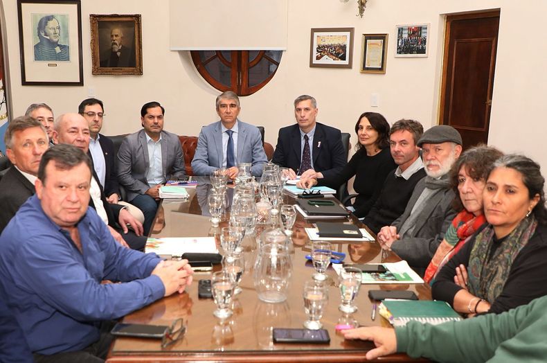 Paritarias en Santa Fe: ATE y UPCN aceptaron la propuesta de Pullaro y los docentes se encaminan al rechazo