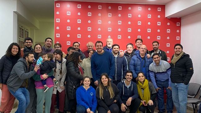 Luciano Burket, el nuevo titular del socialismo de Buenos Aires, y sus compañeros de agrupación. (Twitter) 
