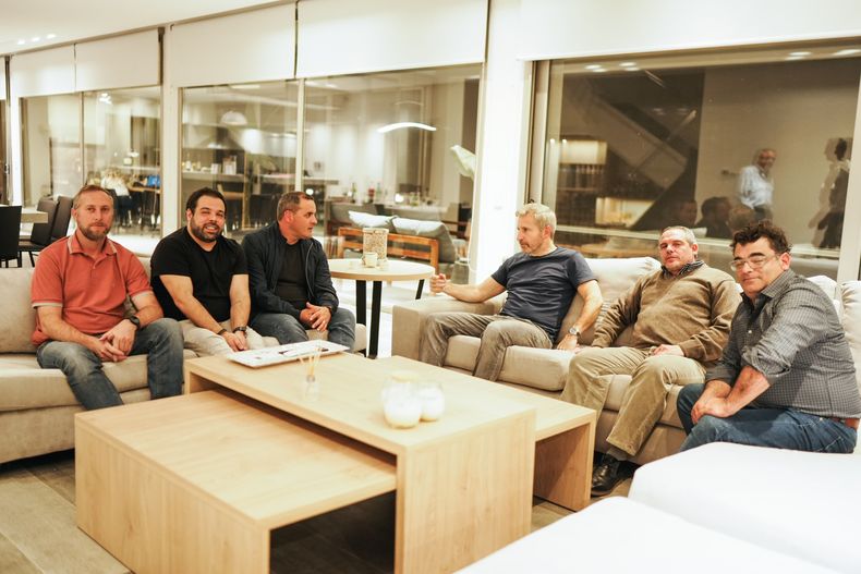 Rogelio Frigerio selló el acuerdo con los intendentes Ariel Stuker de La Criolla y Javier Goldín de Estancia Grande. El encuentro fue el viernes por la noche, en la zona rural de Concordia, departamento al que pertenece las localidades gobernadas por los flamantes frigeristas.&nbsp;