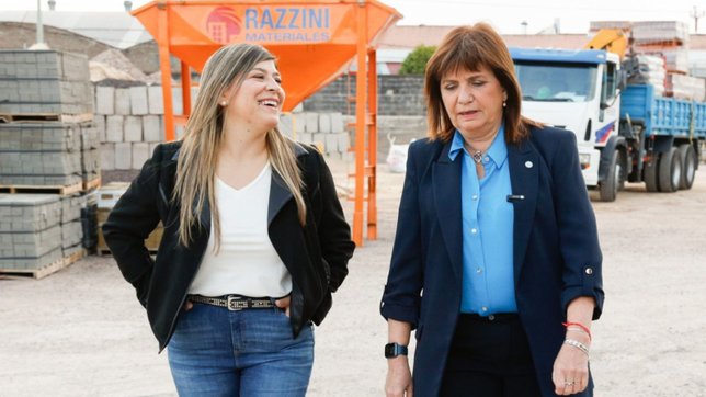 Patricia Bullrich recorre el corralón de Verónica Razzini, diputada de Santa Fe, hoy al borde de la quiebra.