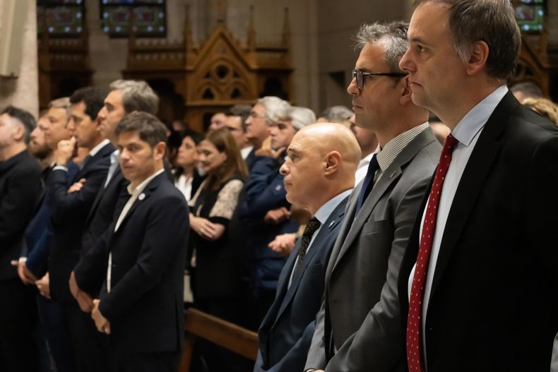 Manuel Adorni y Axel Kicillof, en la misa por el papa Francisco.
