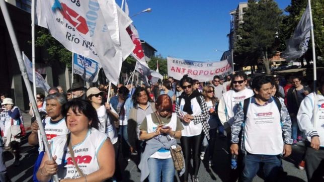 mas tension en bariloche por marchas opuestas a la misma hora en el mismo lugar