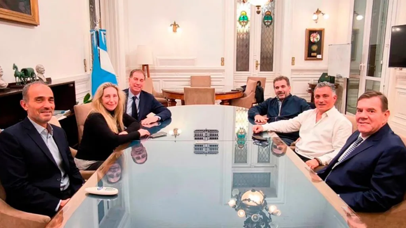 Karina Milei, junto a Guillermo Montenegro y otros dirigentes de LLA y PRO.