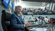 El gobernador de La Pampa, Sergio Ziliotto, en la Legislatura. En el fondo, intendentes e intendentas copando parte de las gradas. FOTO: www.radiokermes.com