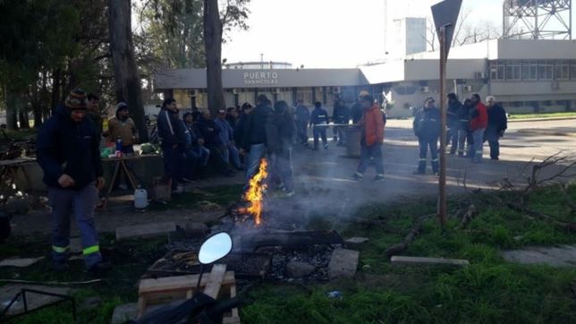 san nicolas: con el puerto paralizado, cientos de trabajadores estan sin cobrar