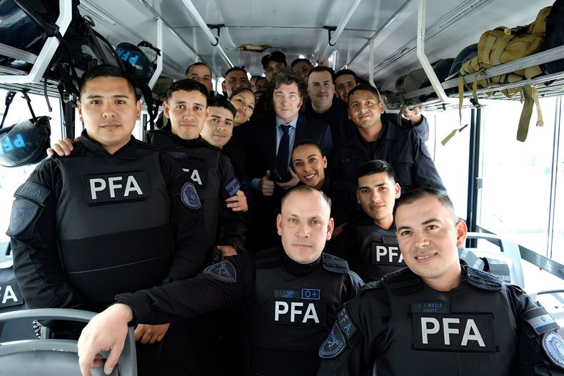 Javier Milei con integrantes de la policía federal.&nbsp;