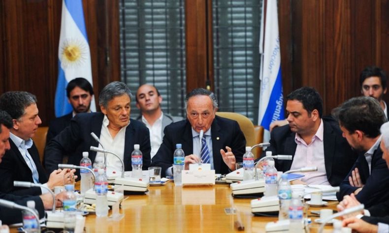 UIA Gobierno Acevedo Cabrera Dujovne