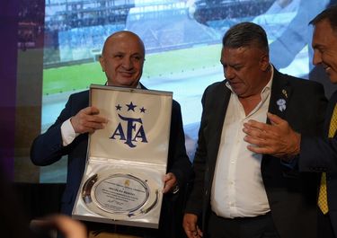 Russo metió al Chiqui Tapia en la cancha electoral de Lanús