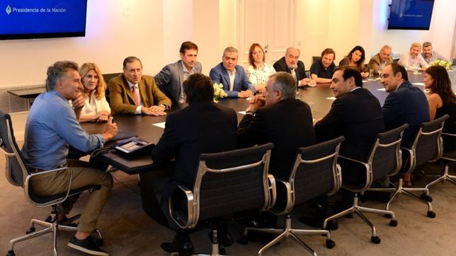 la ucr le ofrendo una foto de unidad a macri con el 21f como telon de fondo