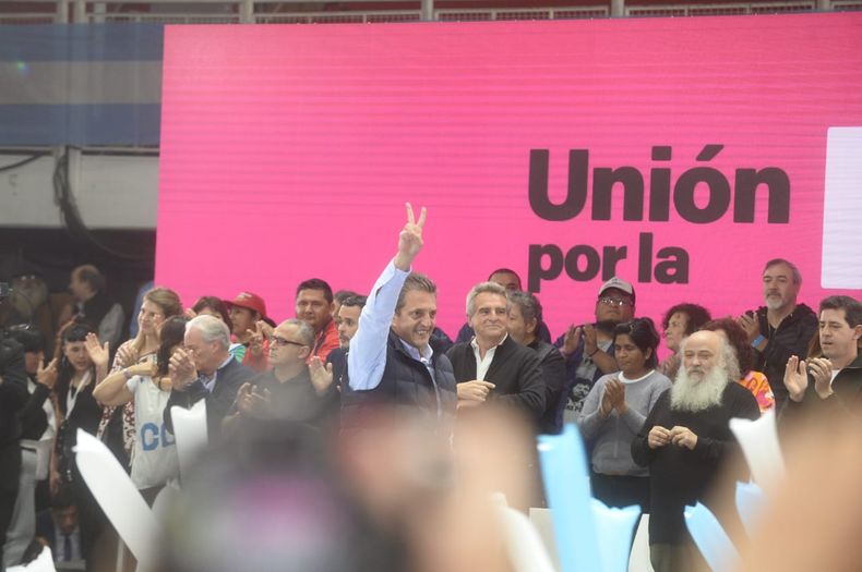 El Evita y Barrios de Pie en el Malvinas Argentinas con Massa