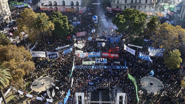 La multitud reunida en Plaza de Mayo, apenas una porción de otra inmensa movilización federal en defensa de las univerdades. La multitud reunida en Plaza de Mayo, apenas una porción de otra inmensa movilización federal en defensa de las univerdades.