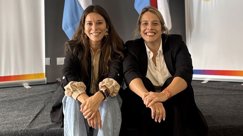 Nancy Ballejos junto a Carolina Streitenberger.