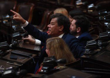 Facundo Manes, héroe opositor por ausencia del peronismo. Javier MIlei junta tropa... enemiga.