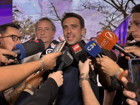Juan Pedro Aleart se convirtió en hérore de La Libertad Avanza. Nicolás Mayoraz, atrás.