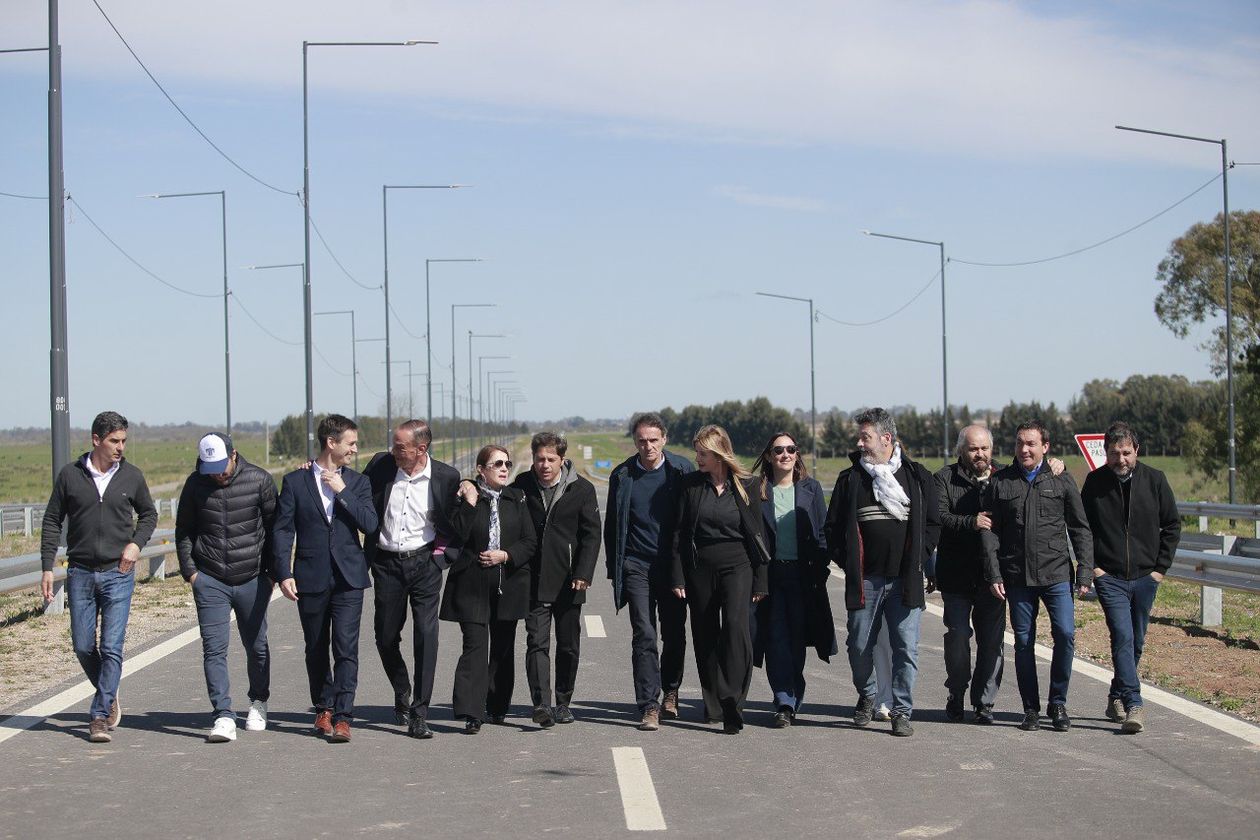 Axel Kicillof con intendentes en la Autopista Presidente Peron&nbsp;
