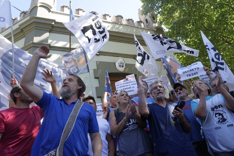 Docentes encabezan una protesta en Casa de Gobierno de Neuquén. El ajuste de Javier Milei condiciona a los gobernadores.