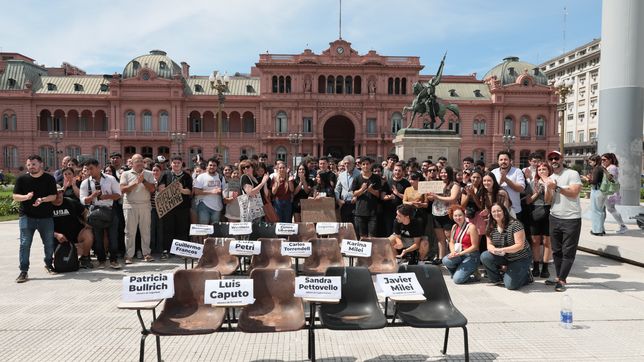 Estudiantes y docentes de la UBA reclamaron con una clase pública en Plaza de Mayo. 