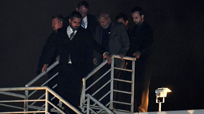 Luiz Inácio Lula da Silva estuvo preso 580 días entre abril 2018 y noviembre 2019. Su proscripción, se supo luego que abusiva, le abrió el camino al poder a Jair Bolsonaro.