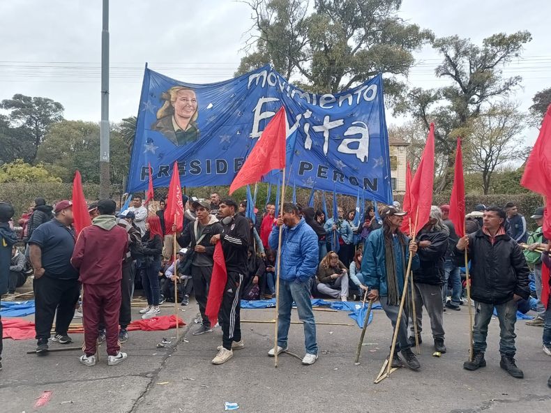 El Evita y Barrios de Pie en el Malvinas Argentinas con Massa