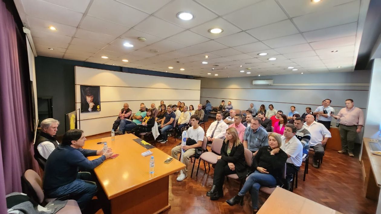 Julio Serna con Sebastián Etchevehere y otros dirigentes provinciales. En la visita del operador porteño a Entre Ríos.