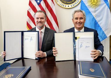 El representante comercial de Estados Unidos, Jamieson Greer, y el canciller Pablo Quirno exhiben el acuerdo comercial bilateral.&nbsp;