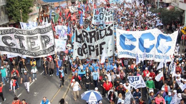 el gobierno cedio y los movimientos sociales marcharan por avenida de mayo
