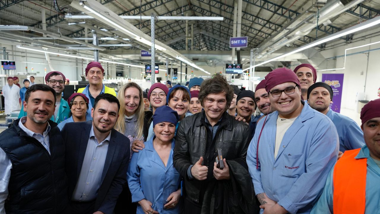 Javier Milei con los trabajadores de Tierra del Fuego, en plena crisis del empleo y la industria en todo el país