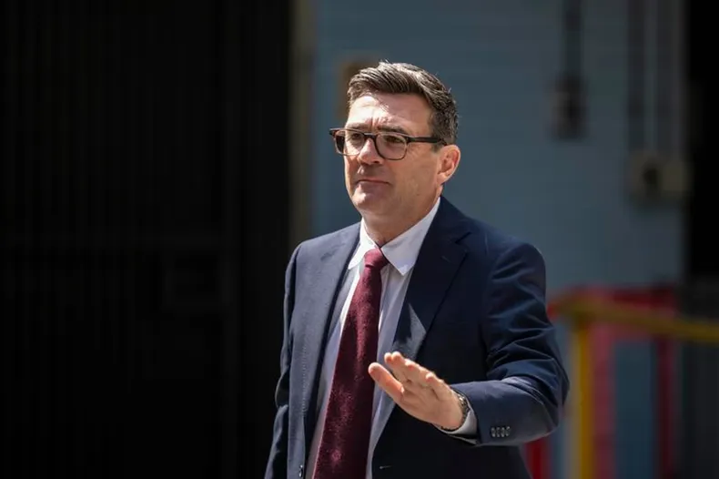 Andy Burnham, premier británico, prepara la respuesta a Javier Milei.