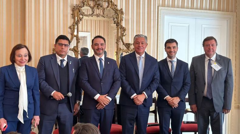 Toto Caputo se apoya en los gobernadores para conseguir inversiones