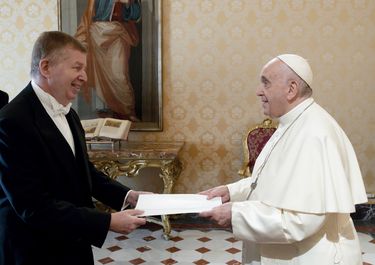 El Papa Francisco con el embajador de Israel ante la Santa Sede, Raphael Schutz.