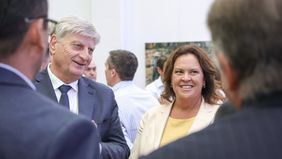 El gobernador de La Pampa, Sergio ZIliotto junto a la intendenta de General Pico Fernanda Alonso, vernista, al inaugurar el Parque Solar en esa ciudad.