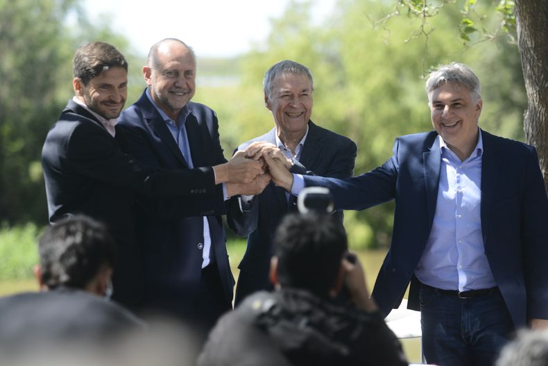 Por Santa Fe, Maximiliano Pullaro y Omar Perotti; y por Córdoba, Juan Schiaretti, y Martín Llaryora en la firma del contrato para iniciar las obras del acueducto interprovincial. 