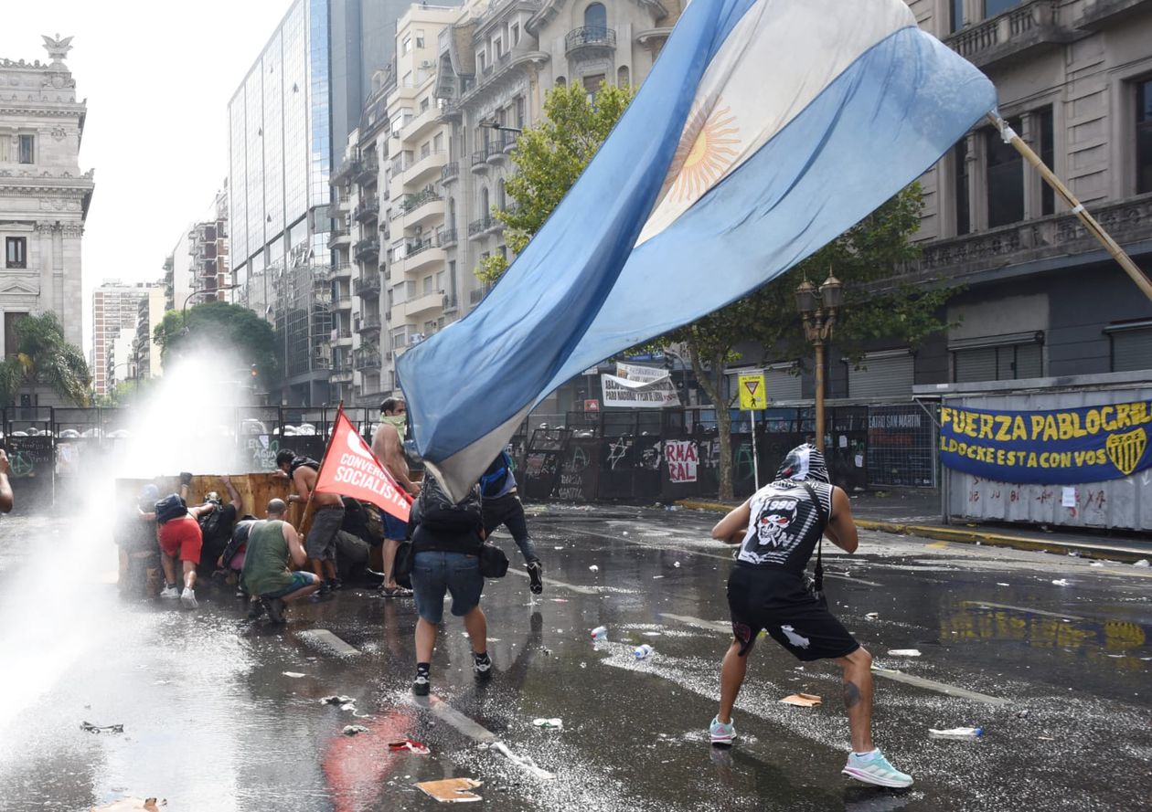 Incidentes frente al Congreso en la marcha contra la reforma laboral.