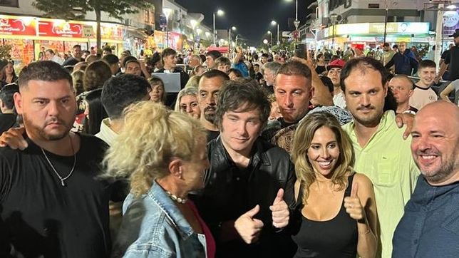 Javier Milei con Romina Diez, a su derecha, quien encabeza la lista de Diputados&nbsp; 