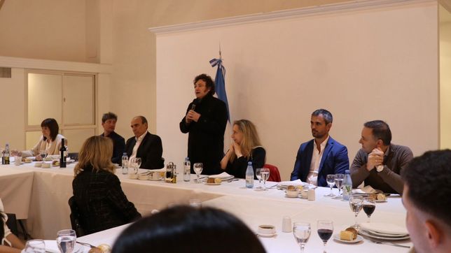 Milei, en el asado con la tropa legislativa que bancó su veto a la reforma jubilatoria.
