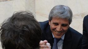 Javier Milei saluda a Toto Caputo al presentar el Presupuesto 2025.