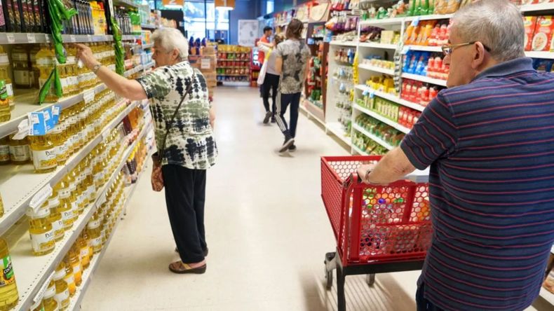 La inflación desaceleró, mientras el BCRA advierte que llegará una fuerte baja en los próximos meses, que los economistas no ven &nbsp;
