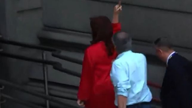 el gesto obsceno de cfk en el ingreso al congreso