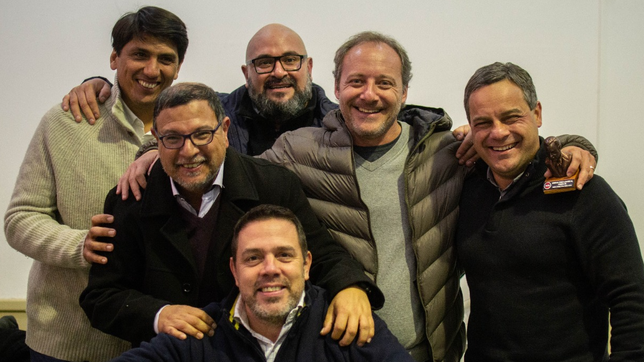 Germán Scavuzzo (en el centro, parado, con campera gris) será el reemplazante de Bastía.