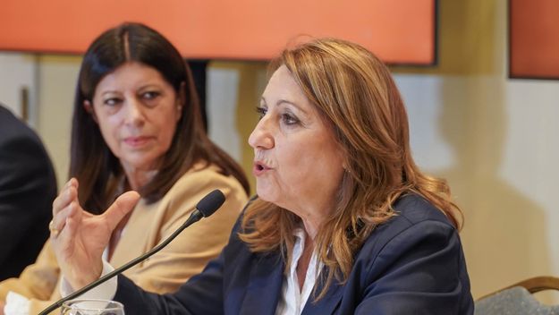Clara García, presidenta del socialismo de Santa Fe, y Mónica Fein, mandamás del partido a nivel nacional.
