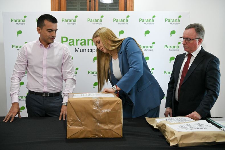 El viceintendente David Cáceres y la secretaria de Seguridad Vial, Movilidad y Ordenamiento Urbano, Katherina Stickel en la apertura de sobres para el nuevo servicio de transporte urbano de pasajeros.