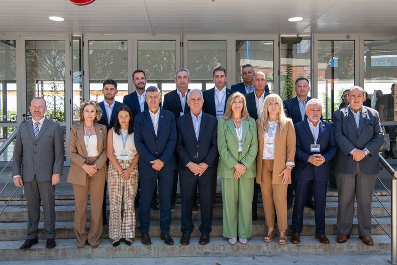 Autoridades municipales de distintas fuerzas políticas reunidas en Paraná