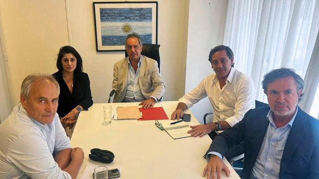 20 de marzo de 2024. El secretario de deportes y turismo, Daniel Scioli, los diputados Hector Baldassi y Juliana Santillán, el subsecretario de Deportes Julio Garro y el empresario Guillermo Toffoni, en una reunión para avanzar en la reglamentación de las sociedades anónimas deportivas (SAD). Foto: Noticias Argentinas.