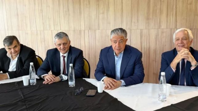 Neuquén. Rolando Figuera junto al presidente de YPF y a referentes de las principales cámaras empresariales.&nbsp;
