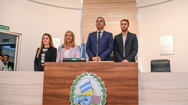 Pablo Javkin junto con la presidenta del Concejo, María Eugenia Schmuck, la concejala Caren Tepp y el concejal Mariano Romero.