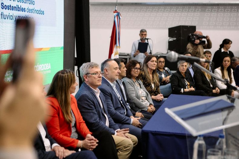 En Villa María se llevó a cabo la 4° Cumbre Mundial de Economía Circular. Con el objetivo de desarrollar bioenergía, se firmó el acta acuerdo para la conformación de la Red Regional de Biocombustible para transporte Aéreo, Fluvial y Marítimo.